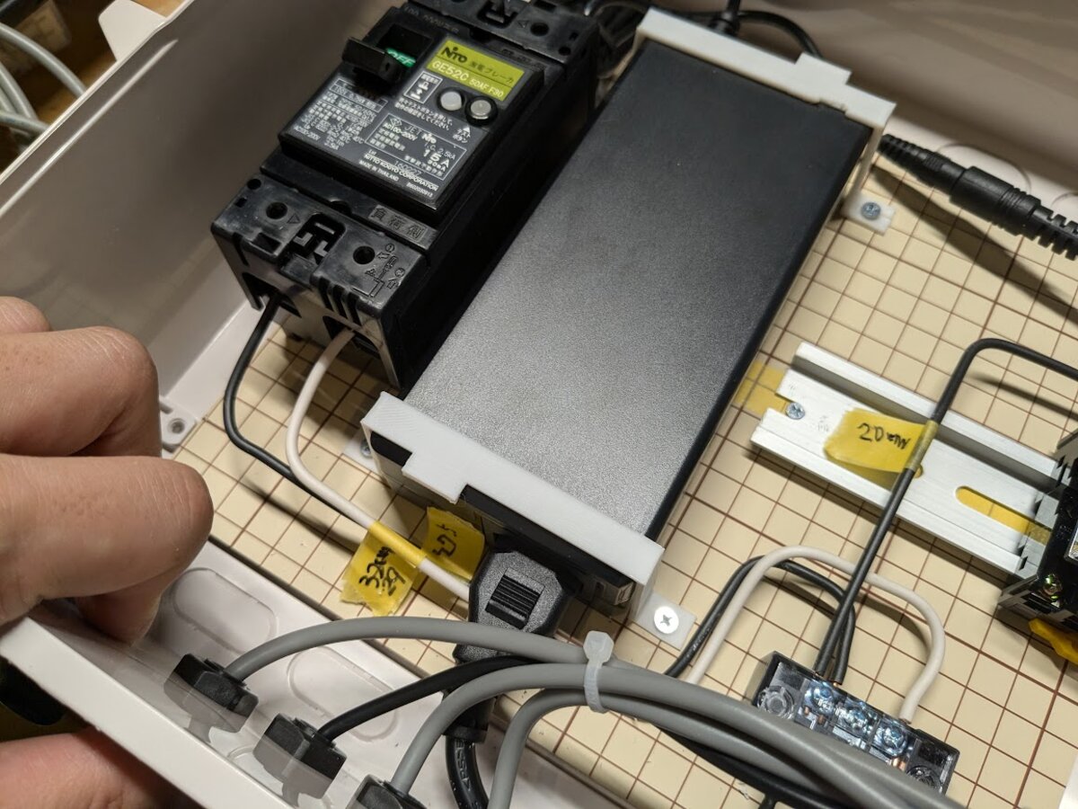 制御盤BOX内部 — 漏電ブレーカー・電源ユニット・配線（自社協力工場で手組み）