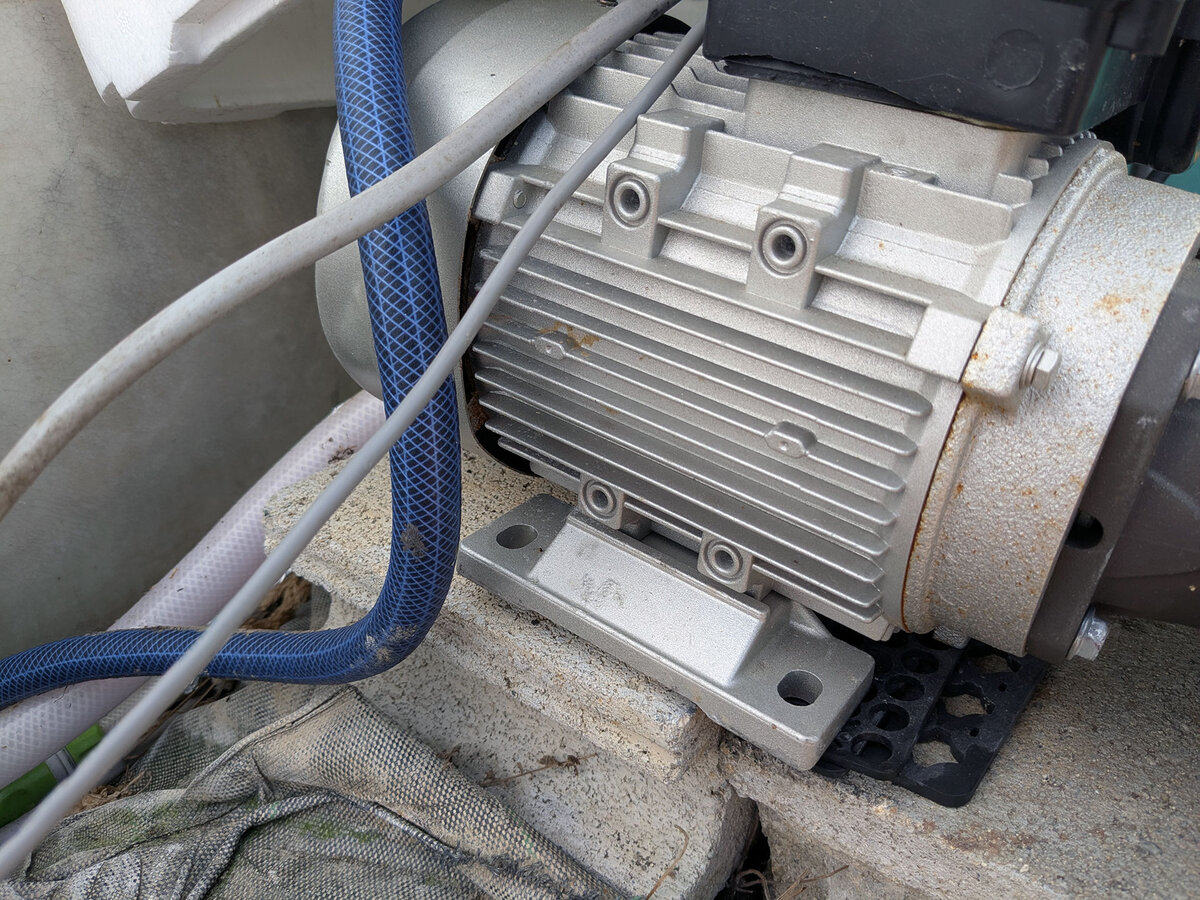 国産モーター搭載の高圧ポンプ