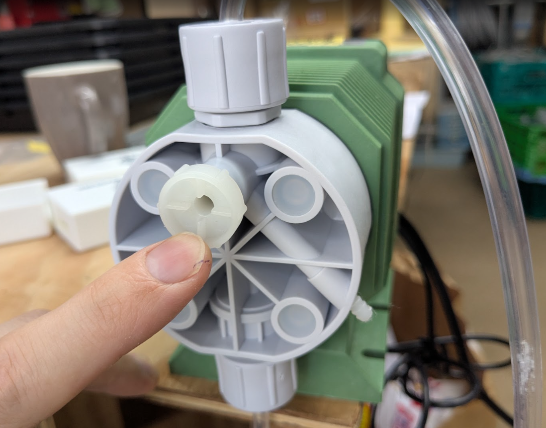 エア抜き用ネジのクローズアップ