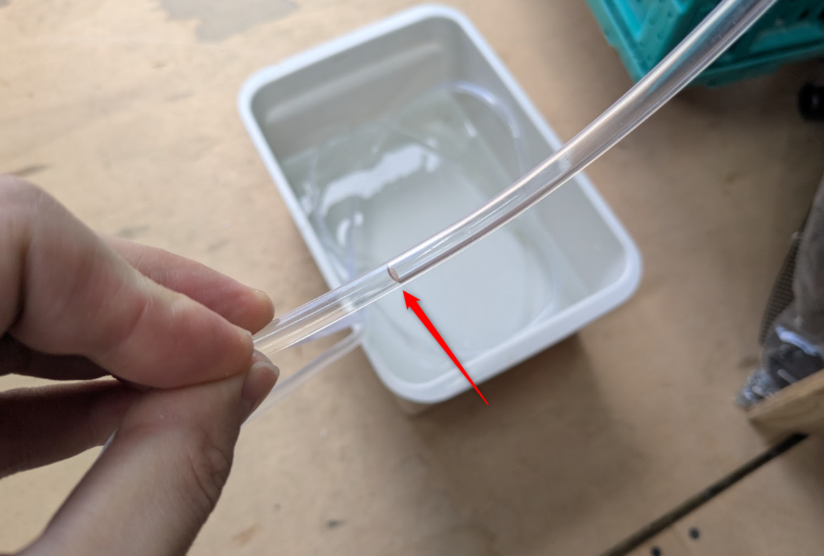 透明チューブ内を肥料水が吸い上がる様子（赤矢印）