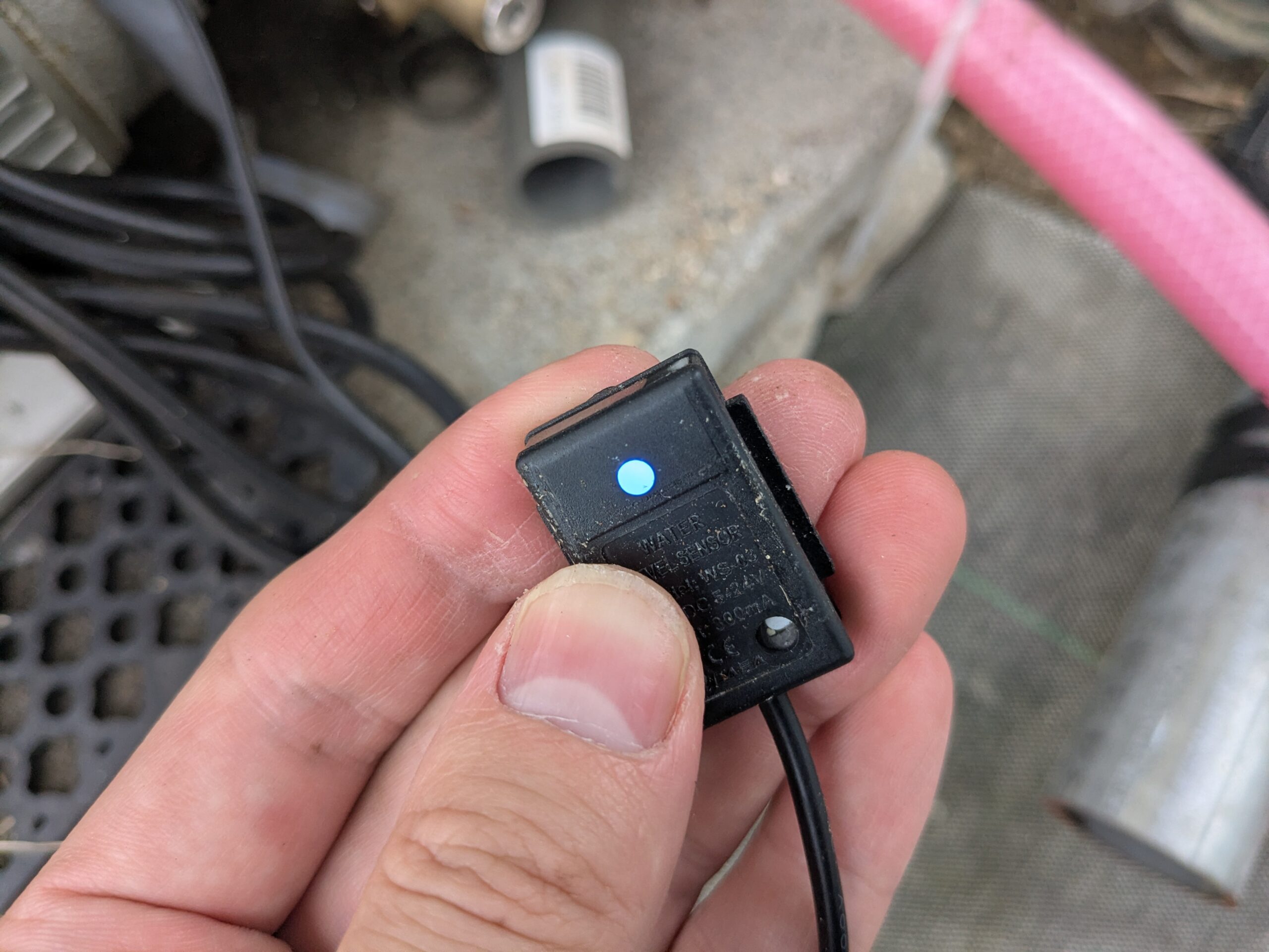 手で握ると青いランプが点灯したセンサー